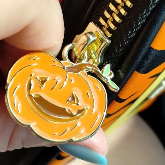 Loungefly Disney Tigger Vampire Crossbody NWT - Picture 6 of 12